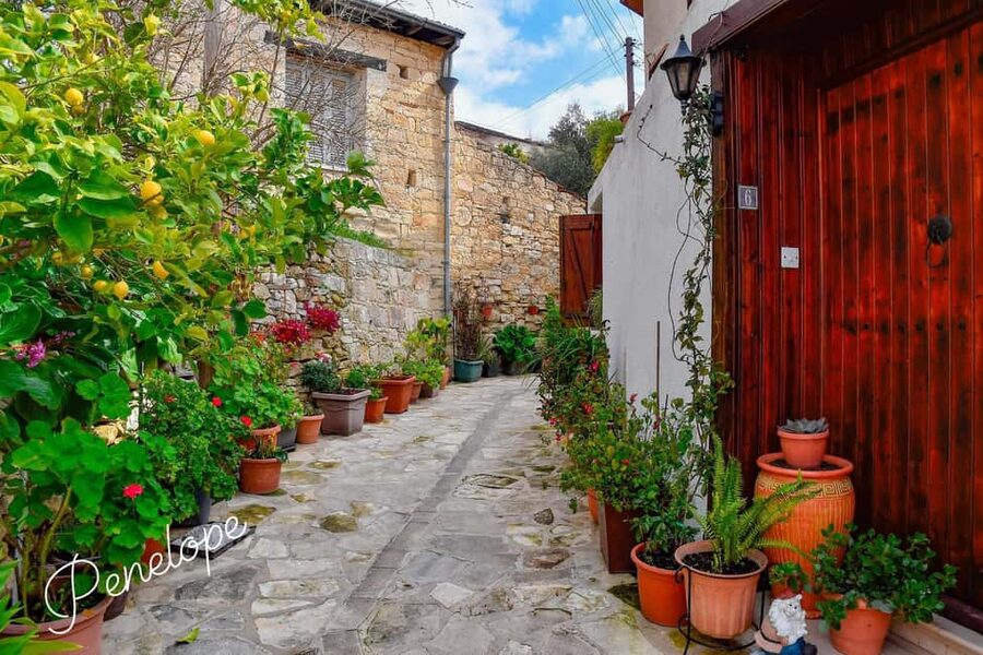 Delightful wine route: Omodos, Arsos Village & Wine Tasting - Pickup, timing, and what to wear for cobblestones