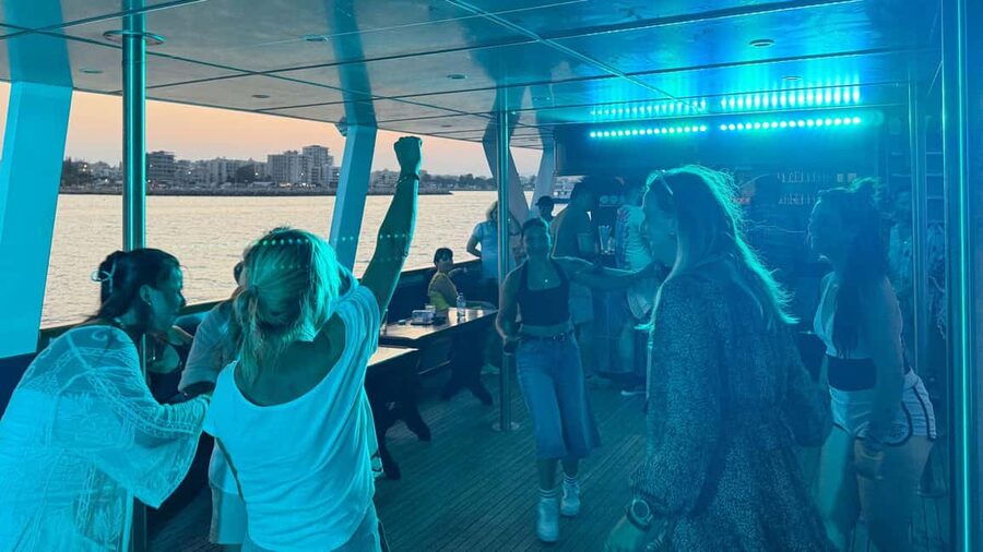 Larnaca: Disco Sunset cruise - Snorkeling equipment and the refundable deposit detail
