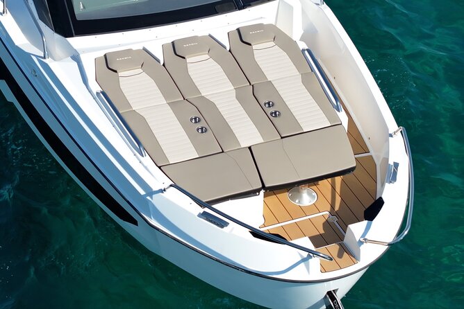 Luxury Charter on Blue Lagoon Flyer (Karnic CS10) to Blue Lagoon - Boat time and what you get onboard (Karnic CS10)