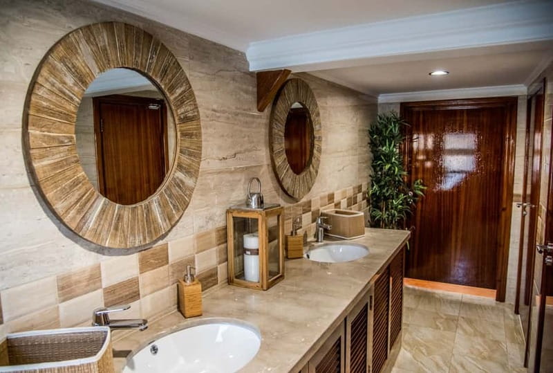 Paphos: Wave Dancer Fireworks, Buffet Dinner & Show Cruise - Bathrooms, Comfort, and Practical Comfort Checks