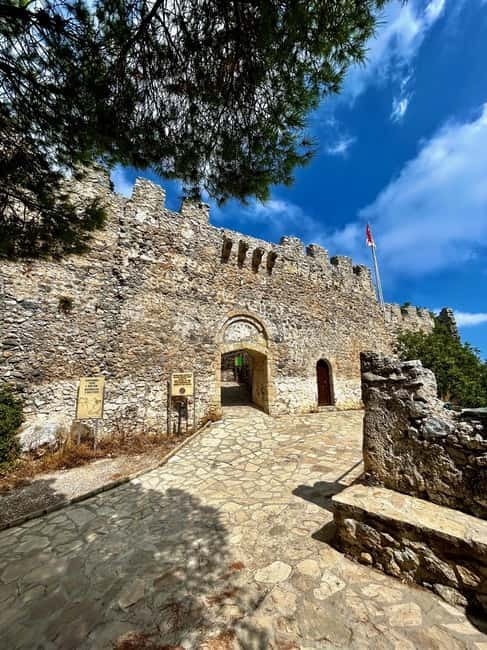 St. Hilarion Castle and Bellapais ruines- with private guide - Bellapais Village lunch, where the day turns from ruins to rhythm