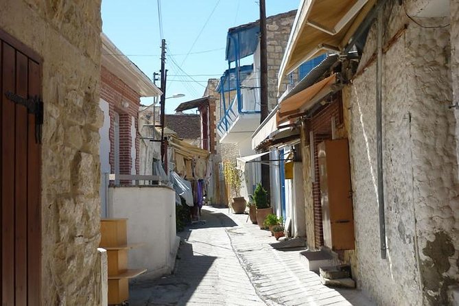 Walk in Omodos alleys & around Kelephos medieval Venetian bridge - Should you book this Omodos and Platy Valley private tour?