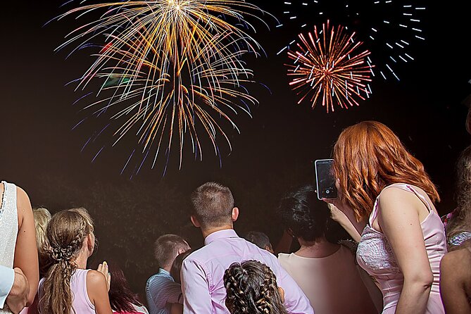 Wave Dancer Fireworks Night Cruise - Live entertainment plus fireworks from your table